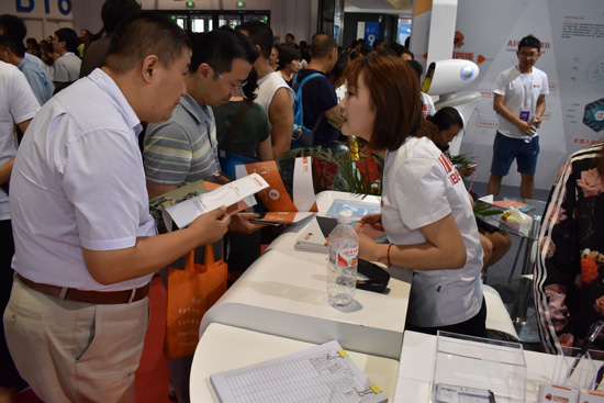 商用服务机器人市场大吗?租赁多少钱?